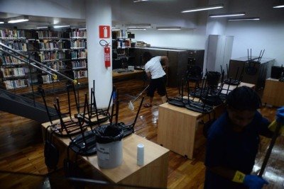 A reportagem flagrou funcion&aacute;rios retirando &aacute;gua da Midiateca Jo&atilde;o Etienne Filho -  (crédito: T&uacute;lio Santos/EM/D.A.Press)