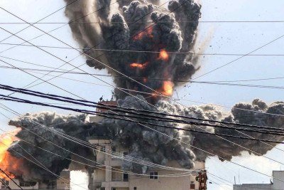 Bola de fogo se eleva de um prédio atingido por ataque israelense no sul do Líbano, em 8 de abril de 2026. Israel diz que acordo temporário com Irã não inclui o país libanês -  (crédito: KAWNAT HAJU / AFP)