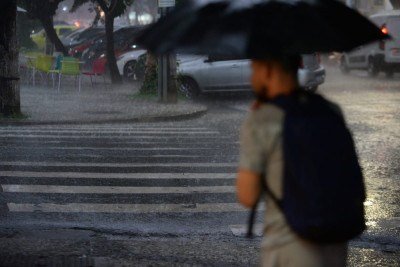 Temporal atingiu bairros da regi&atilde;o centro-Sul de Belo Horizonte -  (crédito: T&uacute;lio Santos/EM/D.A.Press)