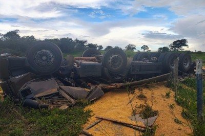 Duas pessoas morrem em tombamento de carreta na MG-223 -  (crédito: Corpo de Bombeiros/Divulgação )