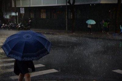 Chuva forte na Savassi, na Regi&atilde;o Centro-Sul de Belo Horizonte, na tarde desta quarta-feira (8/4) -  (crédito: T&uacute;lio Santos/EM/DA Press)