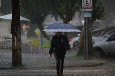 Chuva forte na Savassi, na Regi&atilde;o Centro-Sul de belo horizonte, na tarde desta quarta-feira (8/4) -  (crédito: T&uacute;lio Santos/EM/DA Press)