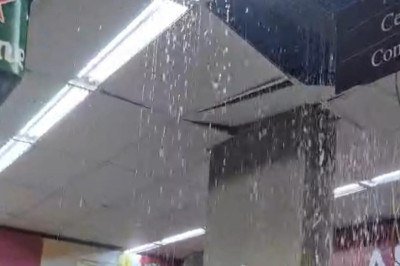 Estrutura cede e 'chove' dentro de supermercado -  (crédito: Reprodução)