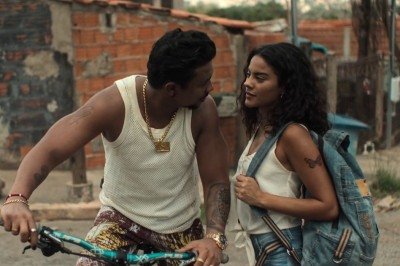 Xamã e Bella Campos vivem traficante e enfermeira que mantêm relacionamento abusivo no filme 'Cinco tipos de medo', o grande vencedor do Festival de Gramado em 2025 -  (crédito: Downtown/divulgação)