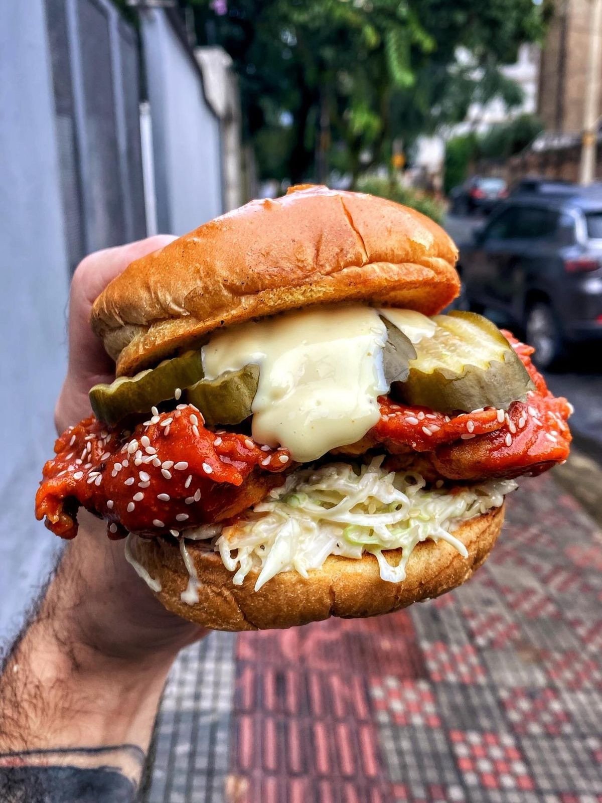 Entre as fatias de p&atilde;o, a BocalibrE coloca sobrecoxa de frango desossada e frita na hora envolvida em molho picante agridoce 