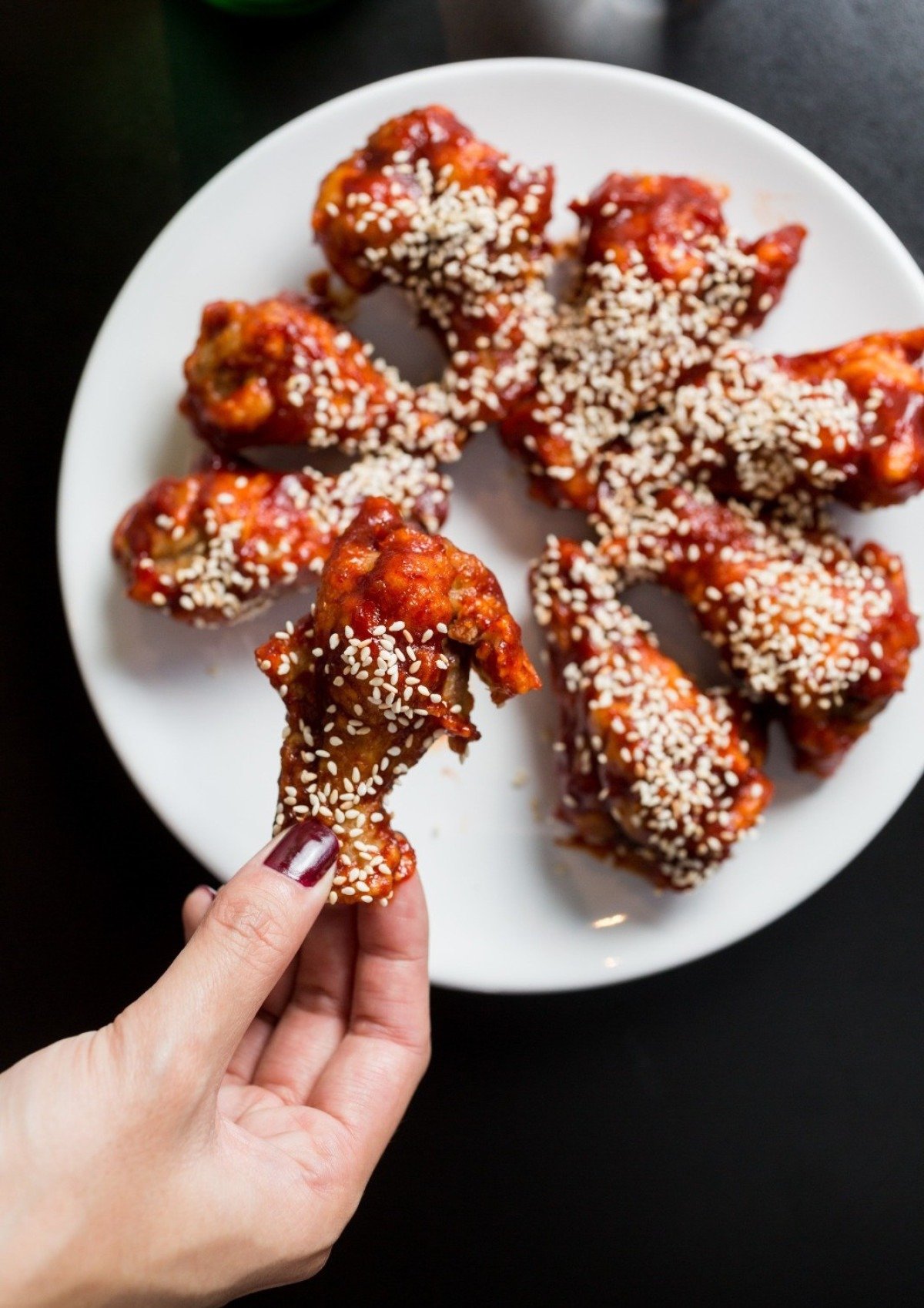 A vers&atilde;o do cl&aacute;ssico frango frito coreano n&atilde;o poderia deixar de ter o ingrediente picante, que tamb&eacute;m d&aacute; cor ao prato