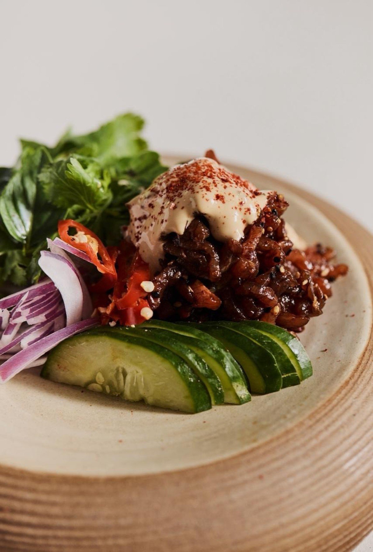 No Koboshi, a pimenta entra no molho que leva sabor para a carne crua fatiada, tida como um tartar asi&aacute;tico