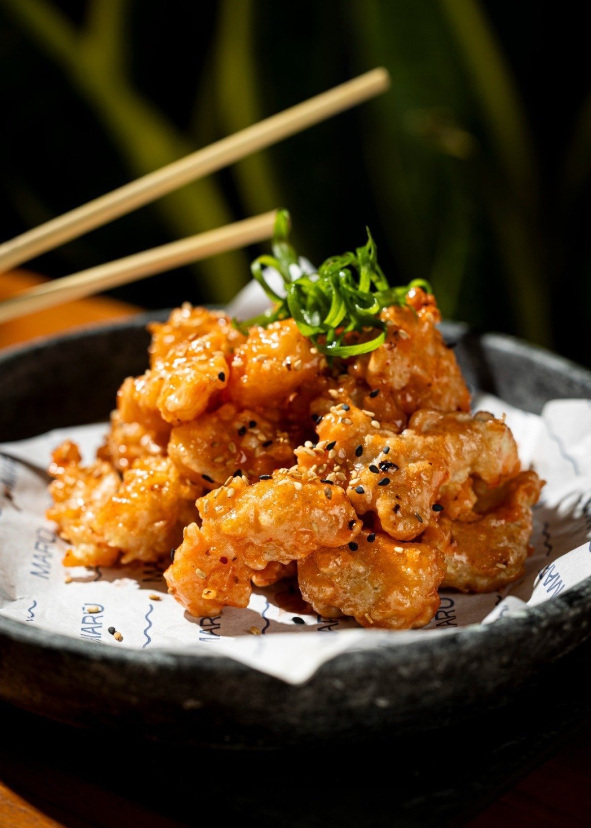 A pipoca de camar&atilde;o do Mar&uacute; &eacute; coberta por um molho agridoce e levemente picante &agrave; base da pasta fermentada