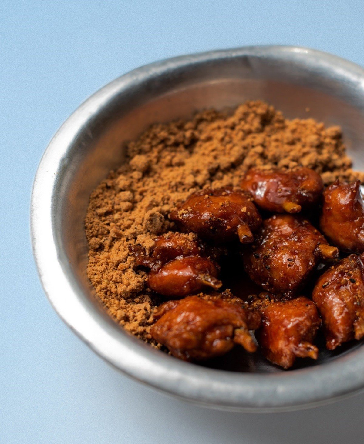 Com frango, amendoim e gochujang, o prato do Cozinha Tupis mistura influ&ecirc;ncias asi&aacute;ticas e mineiras 