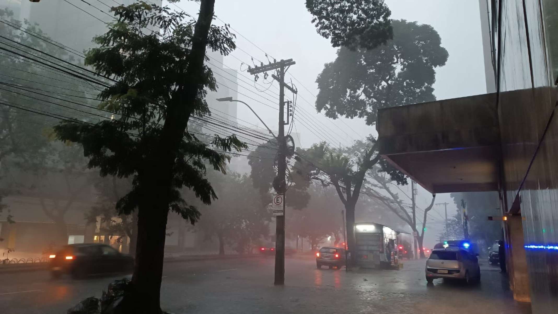 Chuva forte na Avenida Getúlio Vargas, no Bairro Funcionários, na Região Centro-Sul de BH, na tarde desta quarta-feira (8/4)