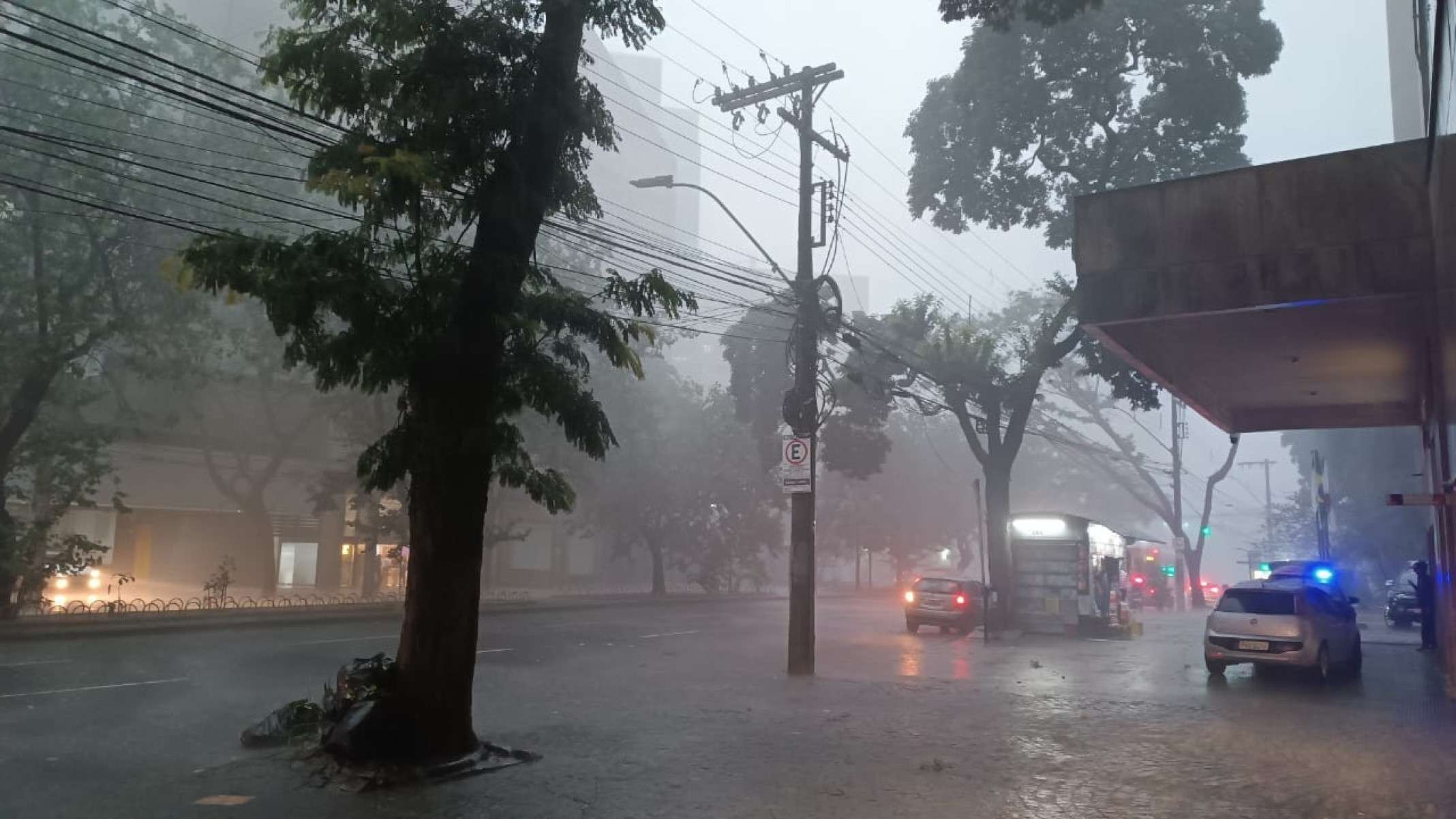 Chuva forte na Avenida Get&uacute;lio Vargas, no Bairro Funcion&aacute;rios, na Regi&atilde;o Centro-Sul de BH, na tarde desta quarta-feira (8/4)