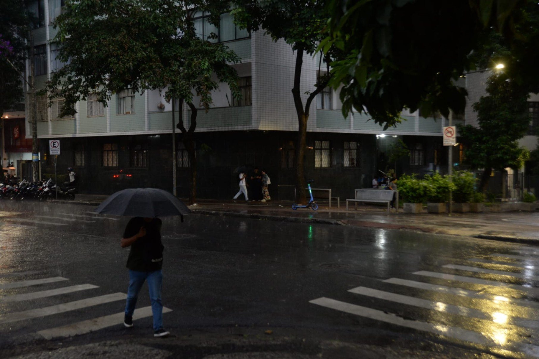 Chuva forte na Savassi, na Regi&atilde;o Centro-Sul de Belo Horizonte, na tarde desta quarta-feira (8/4)