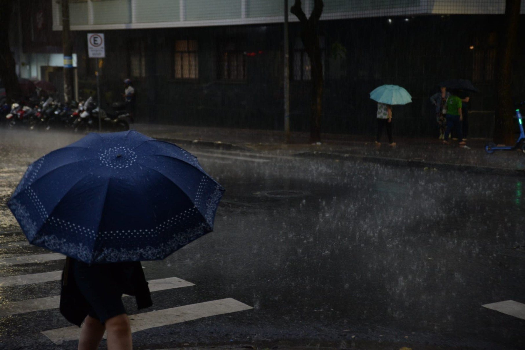 Chuva forte na Savassi, na Regi&atilde;o Centro-Sul de Belo Horizonte, na tarde desta quarta-feira (8/4)