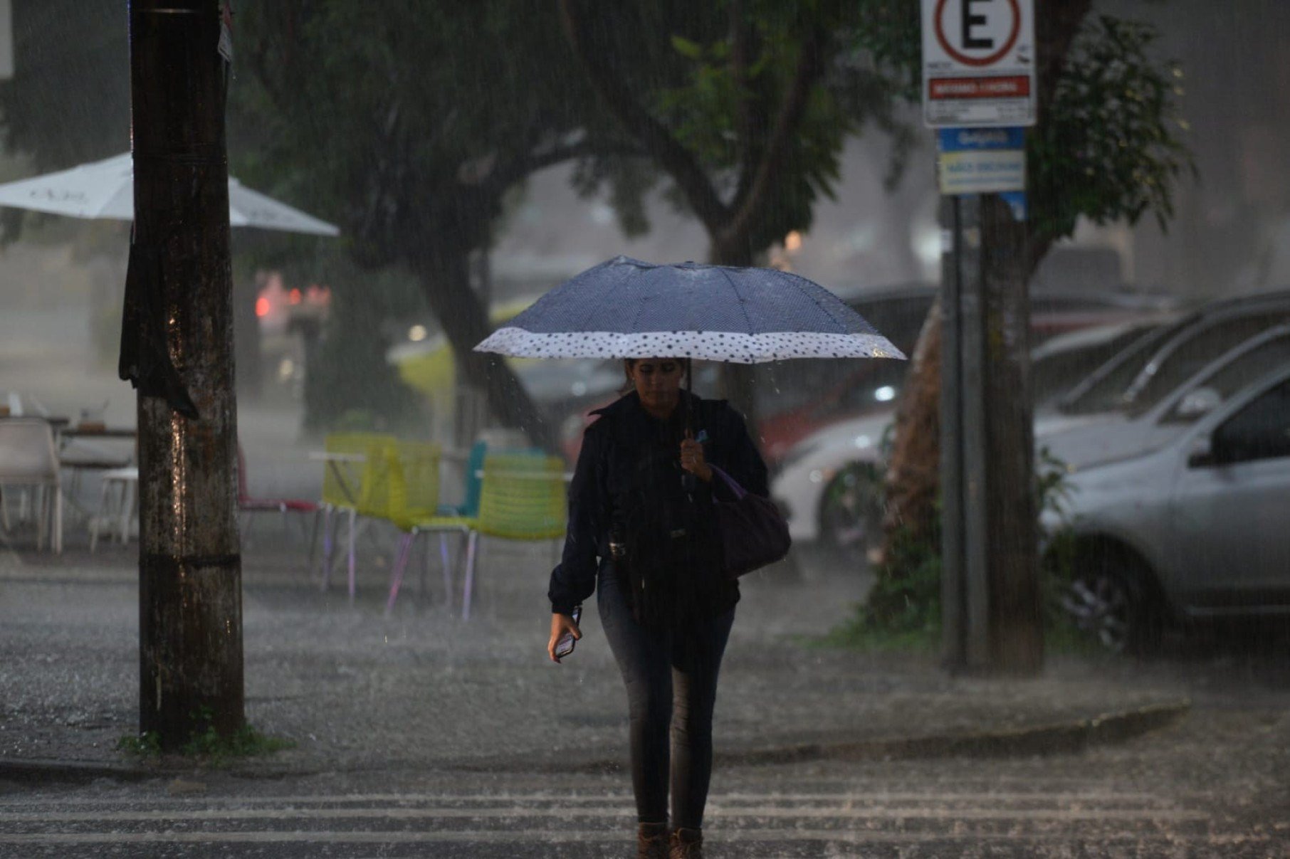 Chuva forte na Savassi, na Regi&atilde;o Centro-Sul de Belo Horizonte, na tarde desta quarta-feira (8/4)