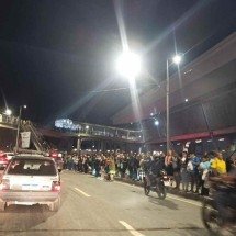 Manifestantes liberam Estação São Gabriel após mais de 3 horas de bloqueio - Alexandre Guzanshe/EM/D.A.Press