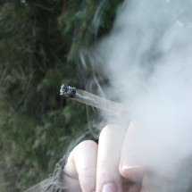 Casal sai para fumar e sente o cheiro da morte em MG - Wikimedia Commons/Reprodução