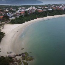 Praias com águas tranquilas no Brasil são refúgio para qualquer um relaxar - Reprodução Youtube