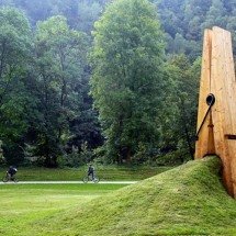 Estátuas com formatos curiosos viram atração turística mundo afora - reprodução redes sociais 