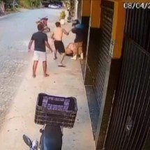 Vídeo: homem ataca ex com machado e é morto por pedestre com barra metálica - Câmera de monitoramento/Reprodução