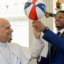 Papa arrisca truque com bola de basquete  - Vatican Media/Divulga&ccedil;&atilde;o
