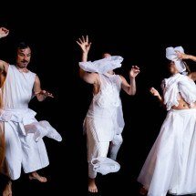 Atores 'vivem' sacos plásticos em espetáculo do Armatrux - Poly Acerbi/Divulgação