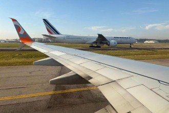 Pousos e decolagens foram totalmente suspensos no Aeroporto de Guarulhos devido a  falha elétrica no sistema de controle de tráfego aéreo de SP -  (crédito: PABLO PORCIUNCULA / AFP)