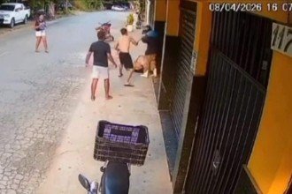 Tentativa de feminicídio foi registrada por câmera de segurança -  (crédito: Câmera de monitoramento/Reprodução)