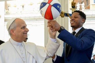 Papa Le&atilde;o XIV arrisca truque com bola de basquete junto de atleta -  (crédito: Vatican Media/Divulga&ccedil;&atilde;o)