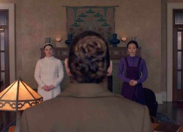 Daisy (Lucy Halliday) e Agnes (Chase Infiniti), a filha de June e Luke, se tornam aliadas improváveis sob a ditadura de Gilead -  (crédito: Disney+/divulgação)