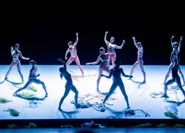 A força vital do erotismo, traduzida pela sensualidade de corpos femininos e masculinos, inspirou o espetáculo da companhia portuguesa Vortice Dance  -  (crédito: Rita Carmo/divulgação)