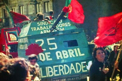 A Revolução dos Cravos, ocorrida em 25 de abril de 1974, marcou a história de Portugal ao derrubar o regime autoritário iniciado com a Ditadura Nacional e consolidado pelo Estado Novo de António de Oliveira Salazar.
 -  (crédito: Henrique_Matos wikimedia commons)