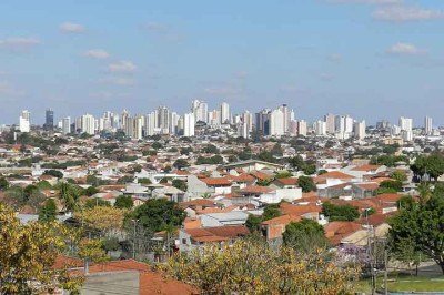 Localizada no interior do estado de São Paulo, a cidade de Presidente Prudente se consolidou ao longo dos últimos anos como um dos principais polos urbanos do oeste paulista. Conhecido como “capital do Oeste”, o município combina desenvolvimento econômico, qualidade de vida e infraestrutura, fatores que ajudam a explicar seu elevado Índice de Desenvolvimento Humano (IDH), de aproximadamente 0,846, considerado alto dentro dos padrões brasileiros. Essa combinação de fatores também tem atraído novo -  (crédito:  Reprodução do Flickr Fernando Homero)