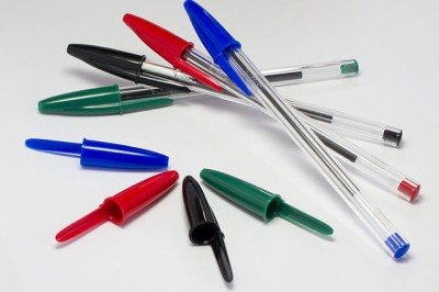 As tampas das canetas esferográficas possuem um pequeno furo por motivo de segurança. Caso alguém engula a peça acidentalmente, esse orifício permite a passagem de ar e reduz o risco de asfixia. Veja outras curiosidades semelhantes.
 -  (crédito: Carlos Delgado WIKIMEDIA COMMONS )