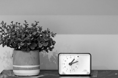 Rel&oacute;gios est&atilde;o entre os locais comuns onde c&acirc;meras espi&atilde;s podem ser escondidas, exigindo aten&ccedil;&atilde;o na inspe&ccedil;&atilde;o do ambiente. -  (crédito: Pexels)