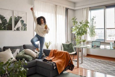 A dan&ccedil;a em casa pode ser uma forma divertida e eficaz de se exercitar, proporcionando bem-estar f&iacute;sico e mental. -  (crédito: iStock)