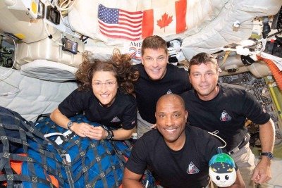 Membros da tripulação da Artemis II: a especialista de missão Christina Koch (à esquerda), o especialista de missão Jeremy Hansen (acima), o comandante Reid Wiseman (à direita) e o piloto Victor Glover (abaixo) posando para uma foto de grupo dentro da espaçonave Orion em 7 de abril de 2026 -  (crédito: Nasa/AFP)