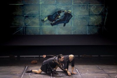 O espet&aacute;culo "Ch&atilde;o" &eacute; inspirado pelo conceito das "linhas do desejo" e inclui cen&aacute;rio que se transforma a partir da coreografia. -  (crédito:  DANIEL VIDAL)