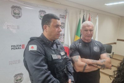 Diretor-Geral da Pol&iacute;cia Penal de Minas Gerais, Leonardo Badar&oacute; (E); e o secret&aacute;rio de Estado de Justi&ccedil;a e Seguran&ccedil;a P&uacute;blica, Rog&eacute;rio Greco -  (crédito: Luiz Ribeiro/EM/D.A. Press)