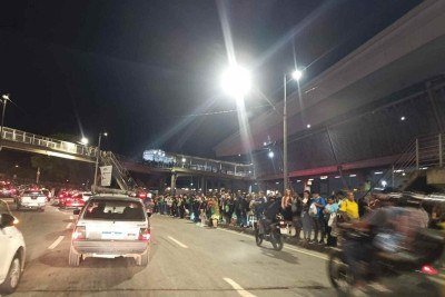 Com os acessos bloqueados, passageiros tentam embarcar do lado de fora  da esta&ccedil;&atilde;o  -  (crédito: Alexandre Guzanshe/EM/D.A.Press)