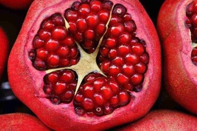 A romã, conhecida pela casca resistente e pelas sementes suculentas, é uma fruta carregada de simbolismo. Em muitas culturas, especialmente nas celebrações de fim de ano, ela está associada à prosperidade e à tradição.
 -  (crédito: Pixabay)