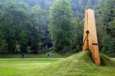 Imagine uma escultura que parece prender o próprio terreno com um enorme pregador. Essa é a obra do artista turco Mehmet Ali Uysal instalada no Parque Chaudfontaine, na Bélgica. Veja outros trabalhos criativos que também viraram atrações turísticas.
 -  (crédito: reprodução redes sociais )