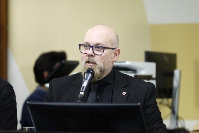 Autor do projeto de lei, o deputado Professor Cleiton (PV) defende limites para gastos com shows e diz que proposta busca 'coibir excessos' sem inviabilizar eventos culturais -  (crédito: Alexandre Netto/ALMG)