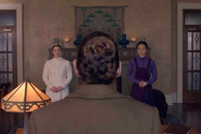 Daisy (Lucy Halliday) e Agnes (Chase Infiniti), a filha de June e Luke, se tornam aliadas improváveis sob a ditadura de Gilead -  (crédito: Disney+/divulgação)