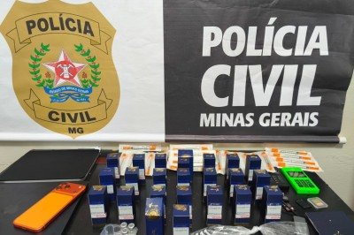 Entre os itens apreendidos estavam ampolas, seringas e compostos de origem desconhecida -  (crédito: Divulgação/PCMG)