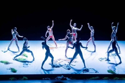 A força vital do erotismo, traduzida pela sensualidade de corpos femininos e masculinos, inspirou o espetáculo da companhia portuguesa Vortice Dance  -  (crédito: Rita Carmo/divulgação)