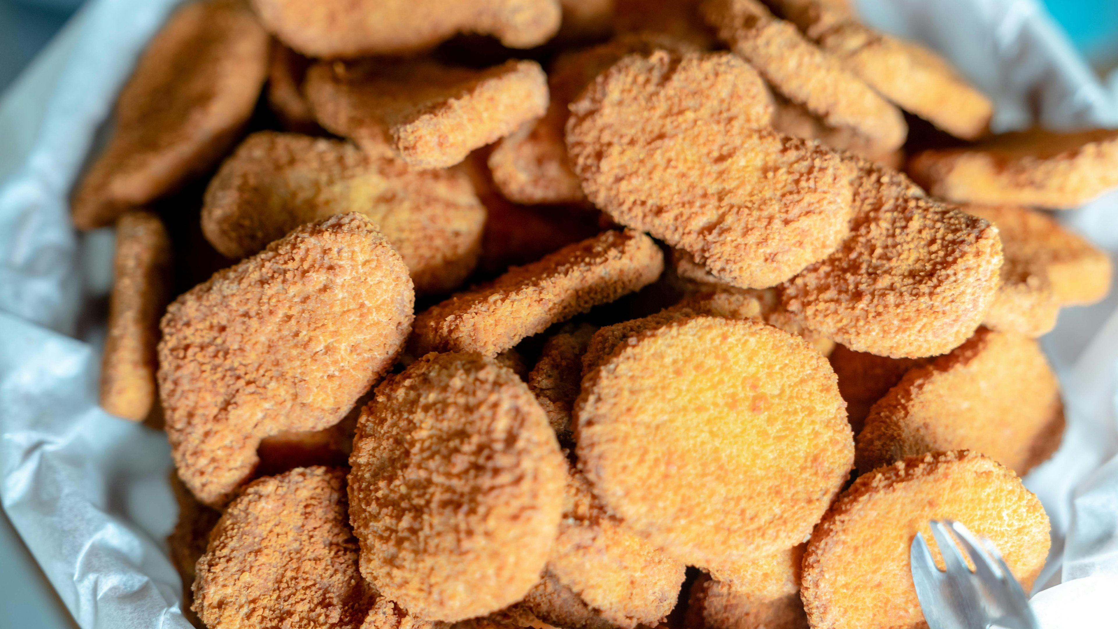 A prepara&ccedil;&atilde;o de nuggets caseiros &eacute; uma alternativa pr&aacute;tica e acess&iacute;vel, permitindo controle sobre os ingredientes e o m&eacute;todo de preparo. -  (crédito: Pexels)