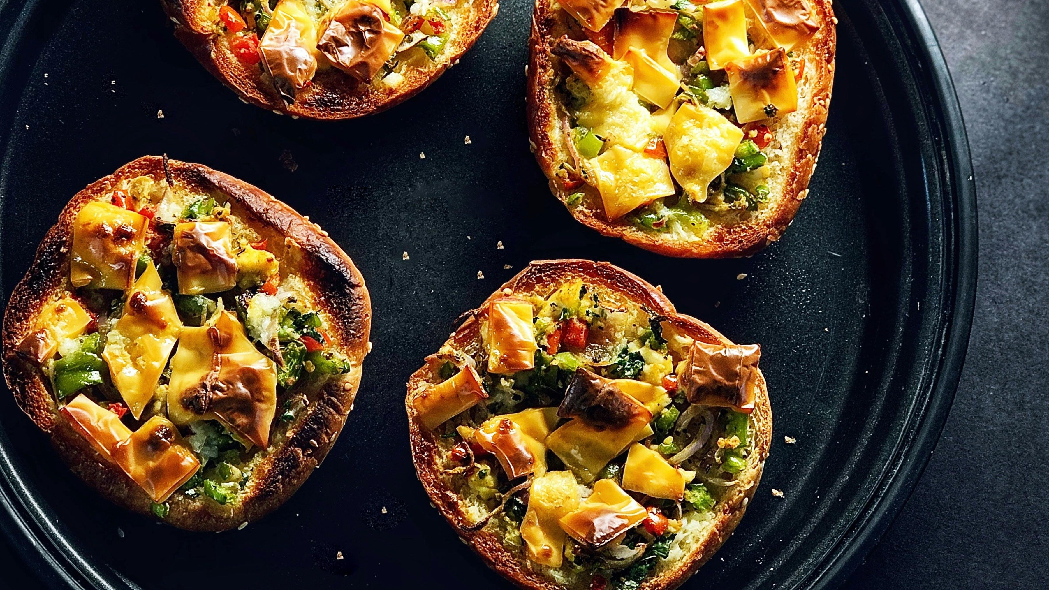 Mini pizzas de p&atilde;o de forma s&atilde;o uma op&ccedil;&atilde;o pr&aacute;tica e saborosa para servir em casa -  (crédito: Pexels)