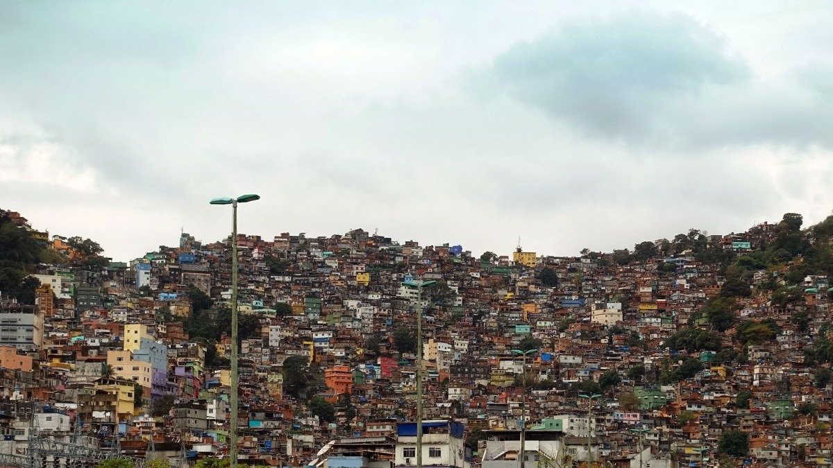A realidade das favelas cariocas, como a retratada, inspira diversas produ&ccedil;&otilde;es audiovisuais que exploram suas complexas nuances e hist&oacute;rias. -  (crédito: imagean de Getty Images Signature)