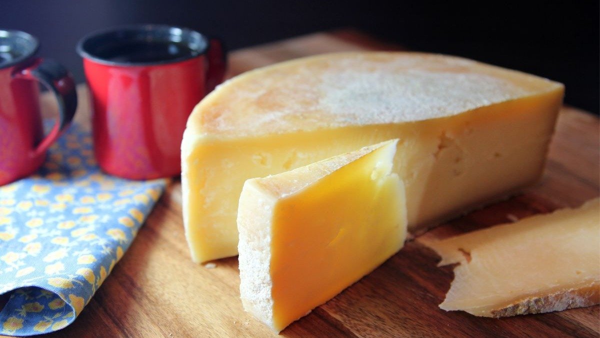 Aprenda a identificar as caracter&iacute;sticas do leg&iacute;timo Queijo Canastra, desde a casca amarelada e lisa at&eacute; o sabor marcante, para evitar falsifica&ccedil;&otilde;es. -  (crédito: CarlaNichiata de Getty Images)