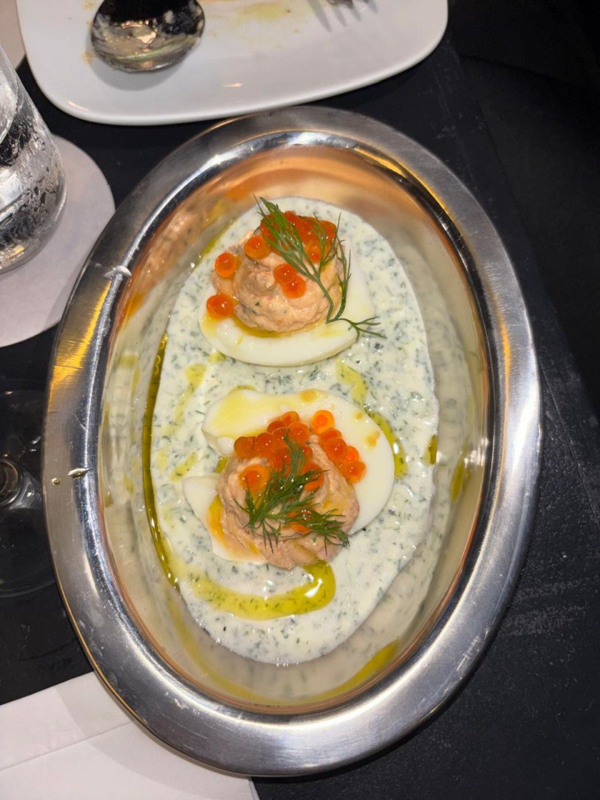 O prato com ovos, salm&atilde;o defumado, ovas de salm&atilde;o e molho tzatziki &eacute; um dos destaques do card&aacute;pio